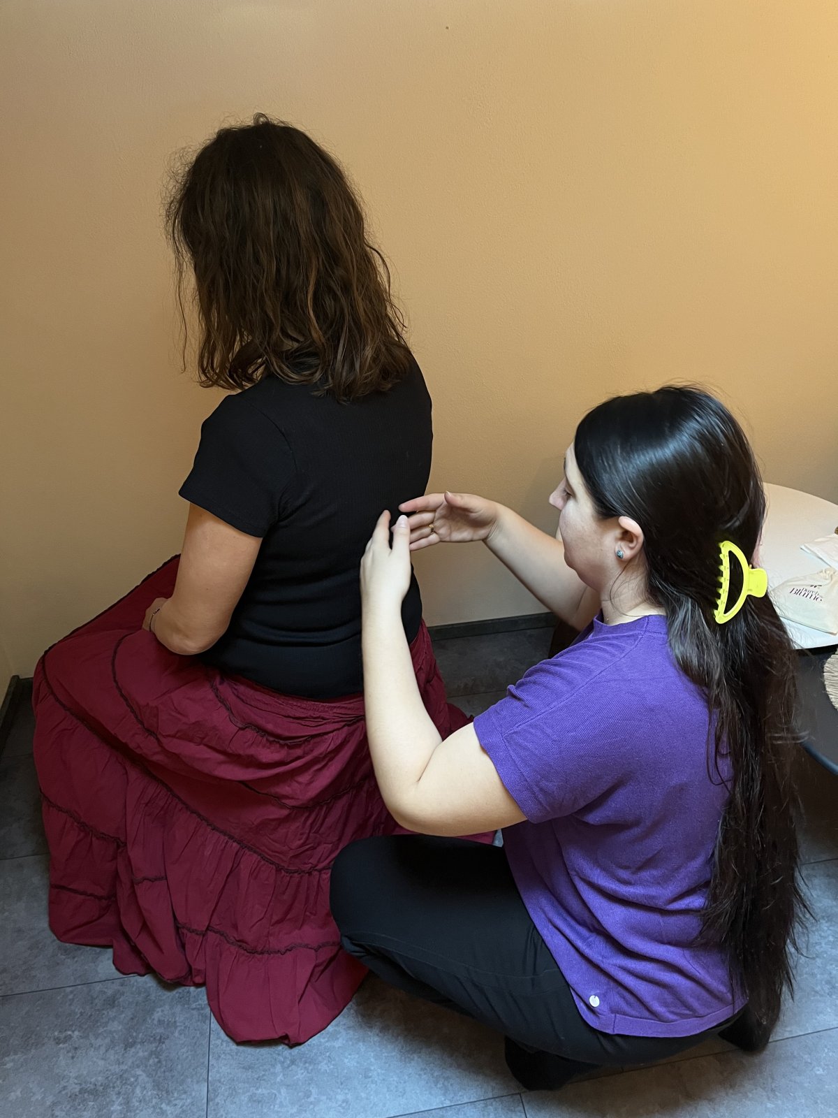 Entspannungsübung am Rücken im Hypnobirthing mit Anja Wagner Sanfte Behandlung bei einer schwangeren Kundin von Anja Wagner bei Durch die Blume.
