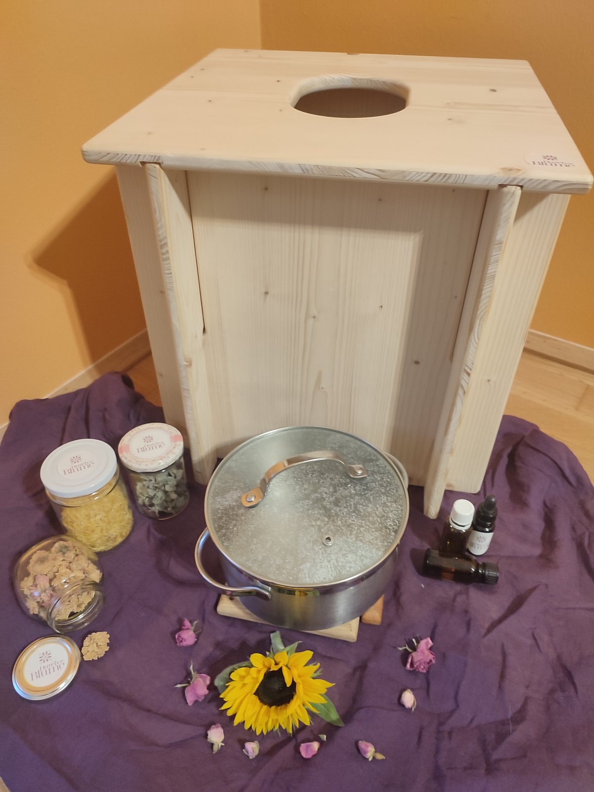 Durch die Blume Yoni Steaming Hocker – Fördere dein Wohlbefinden mit jedem Dampfbad Durch die Blume Yoni Steaming Hocker – Dein Begleiter für entspannende Yoni Dampfanwendungen