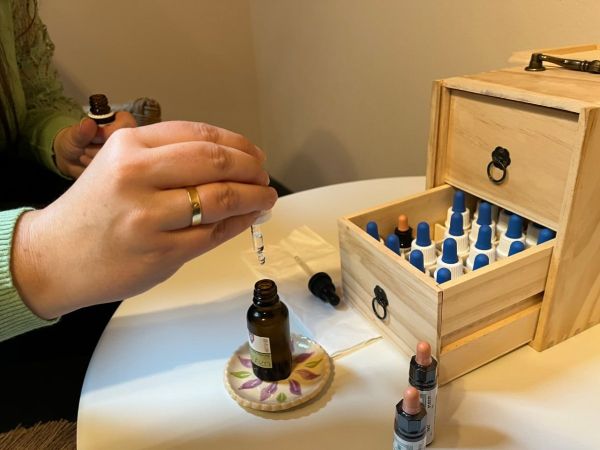 Bachblütenmischung – Die Kunst der individuellen Zusammenstellung Bachblütenmischung – Glas und Pipette zur individuellen Zusammenstellung
