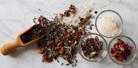 Heilkräuter für Yoni Steaming Kräuter, die für Yoni Steaming verwendet werden, um Entspannung und Wohlbefinden zu fördern.