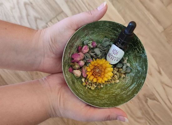 Kräutermischung für Yoni-Steaming mit schmerzlindernden Rosengewächsen Kräutermischung für Yoni-Steaming, die schmerzlindernde Rosengewächse enthält und bei Haut- und Schleimhautreizungen sowie Vaginal- und Harnwegsinfektionen hilfreich ist.